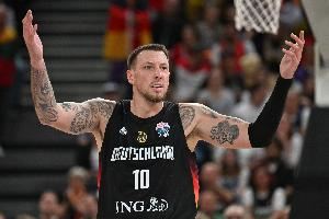 守护禁区！泰斯首节3中1拿到2分4板1助