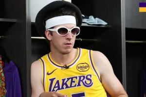 墨镜+帽子如何呢？里夫斯尝试范德比尔特的穿搭：感觉我不适合