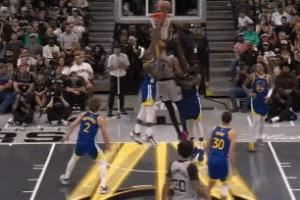 一柱擎天！卡斯尔底线球直接给文班 隔人空接暴扣裁判吹提前犯规